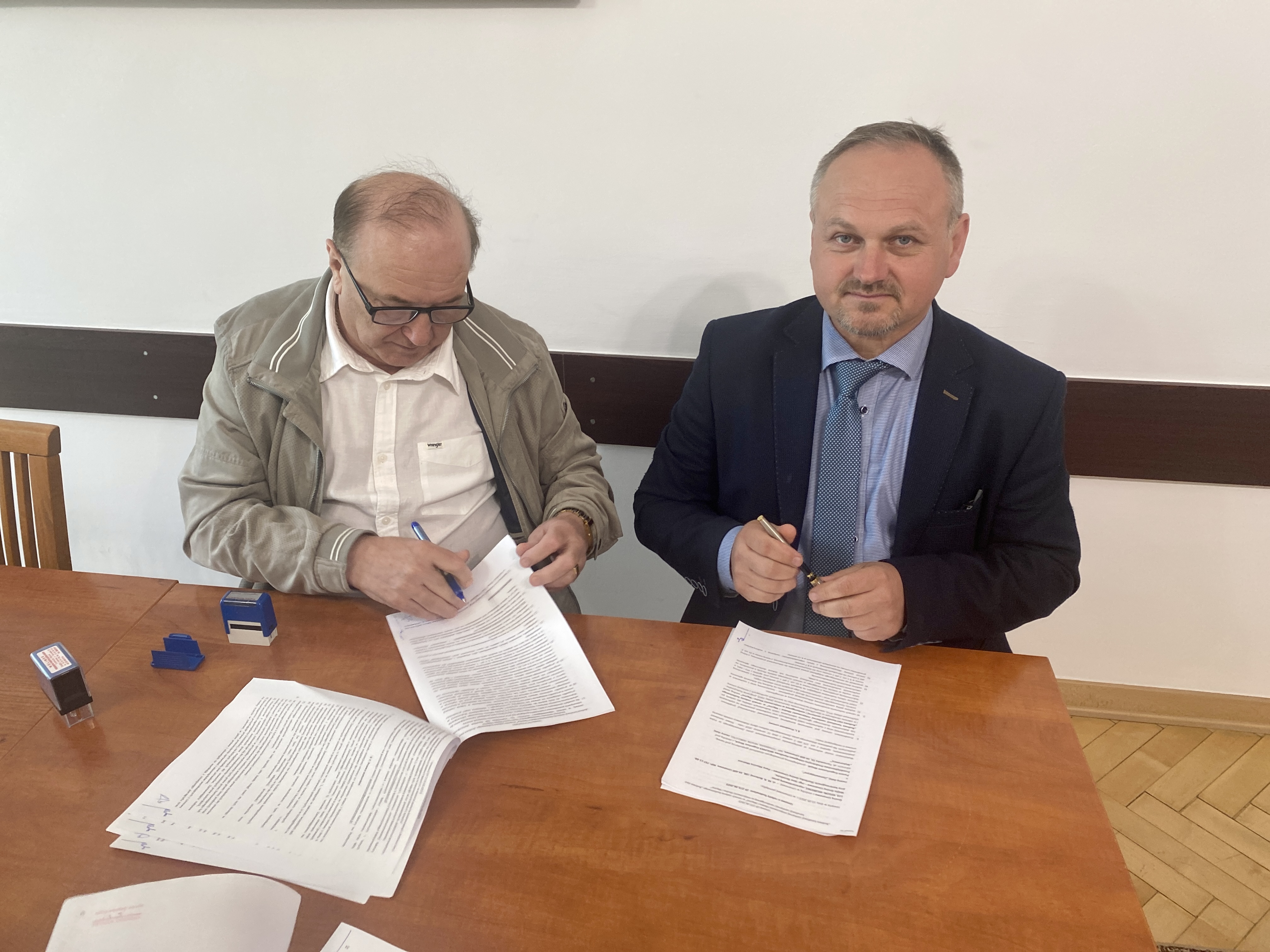 Podpisanie umowy na wykonanie kanalizacji w miejscowościach Kłodne i Męcina - zdjęcie główne