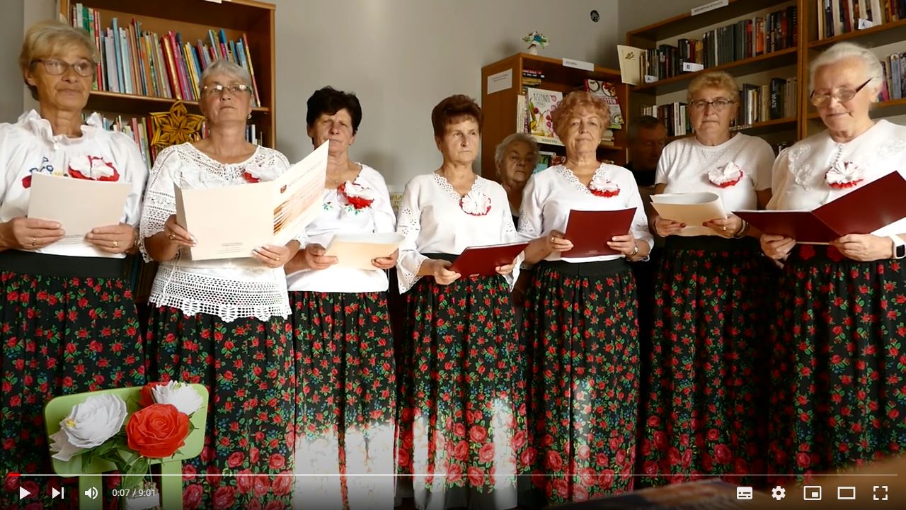 Seniorki z Męciny w montażu słowno-muzycznym „Dla Niepodległej" - zdjęcie główne