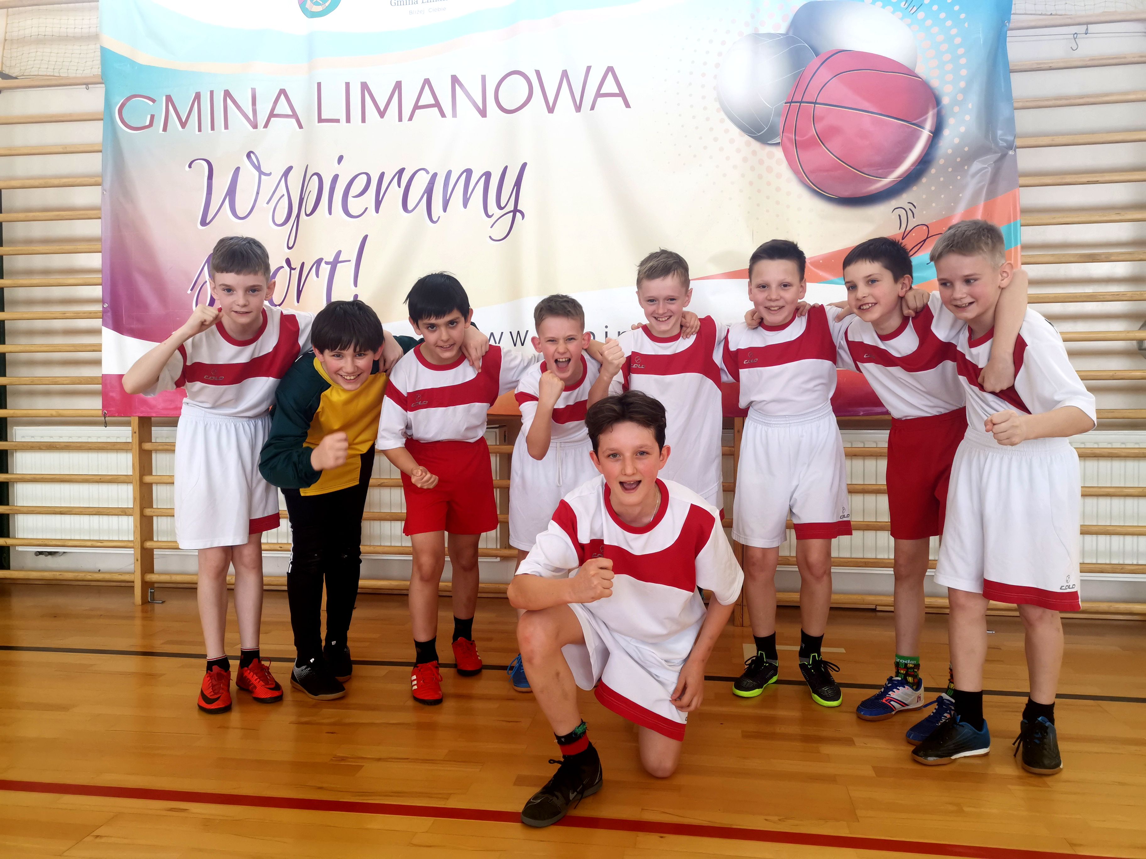 Chłopcy z  Męciny wygrywają gminne eliminacje turnieju „ Z podwórka na stadion o Puchar Tymbarku” - zdjęcie główne