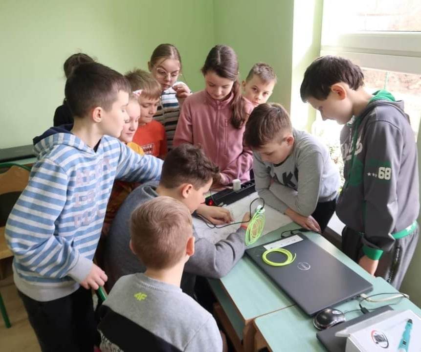 El uso de equipos educativos modernos en la escuela primaria en Paşerbeek