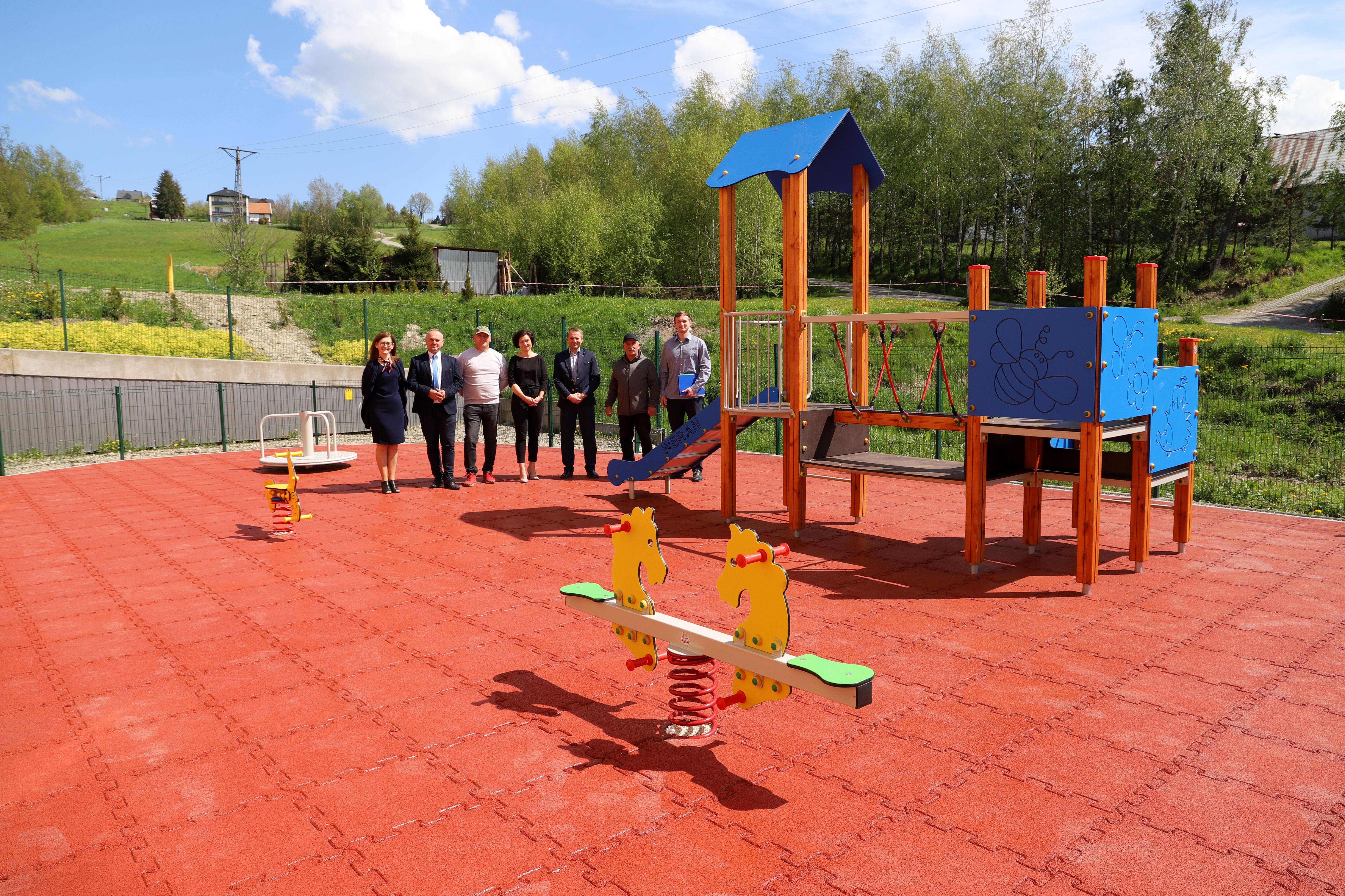 Nowy plac zabaw dla dzieci przy Szkole Podstawowej nr 1 w Siekierczynie - zdjęcie główne