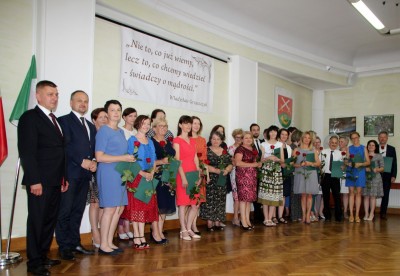 Nagrody dla uczniów, podziękowania dla nauczycieli na uroczystym  podsumowaniu roku szkolnego - Galeria zdjęć - z nauczycielami.JPG