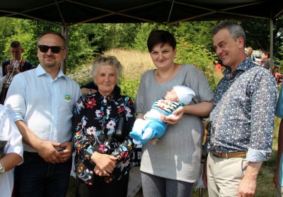 Spotkanie turystów na Sałaszu -  Odkryj Beskid Wyspowy 2019 - Galeria zdjęć - najmł i najst..JPG