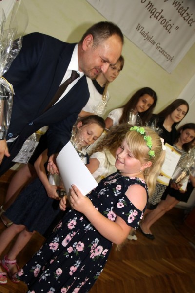 Nagrody dla uczniów, podziękowania dla nauczycieli na uroczystym  podsumowaniu roku szkolnego - Galeria zdjęć - 3.JPG