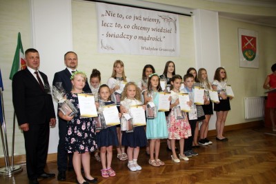 Nagrody dla uczniów, podziękowania dla nauczycieli na uroczystym  podsumowaniu roku szkolnego - Galeria zdjęć - 1.JPG